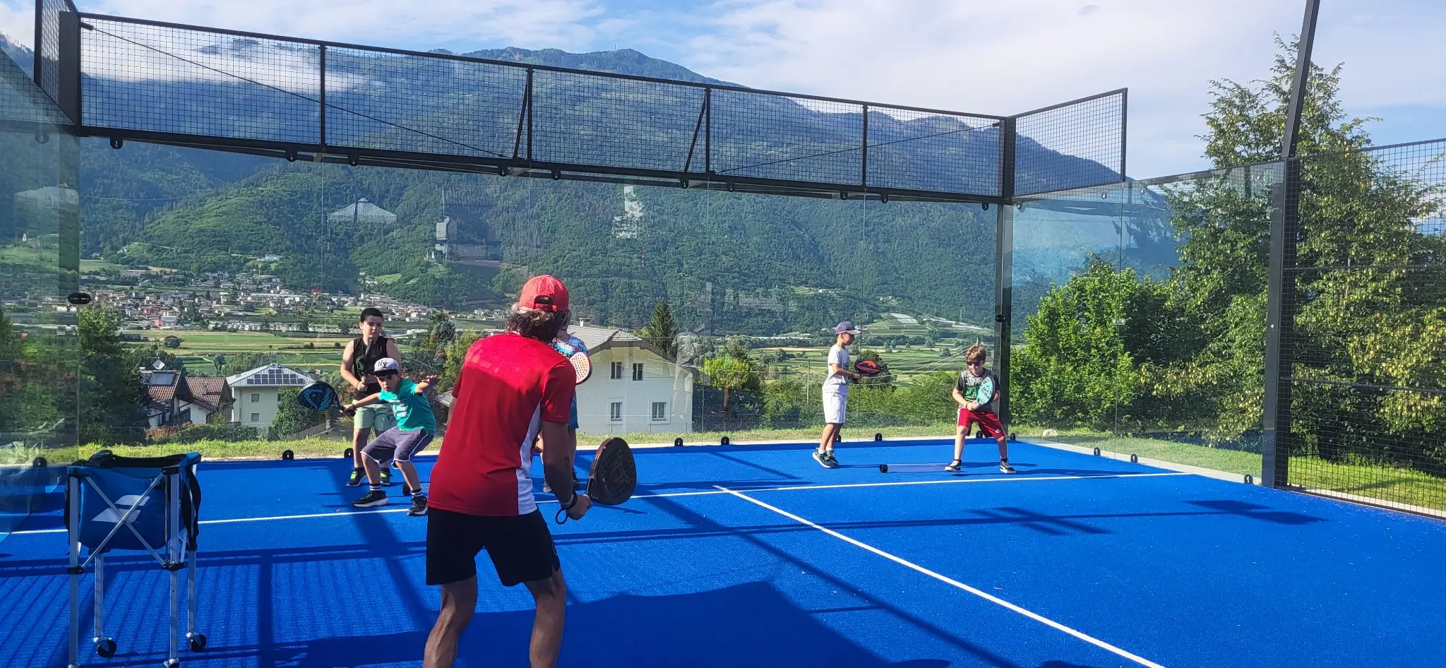 Lezione di padel con i ragazzi a Villa Amicizia