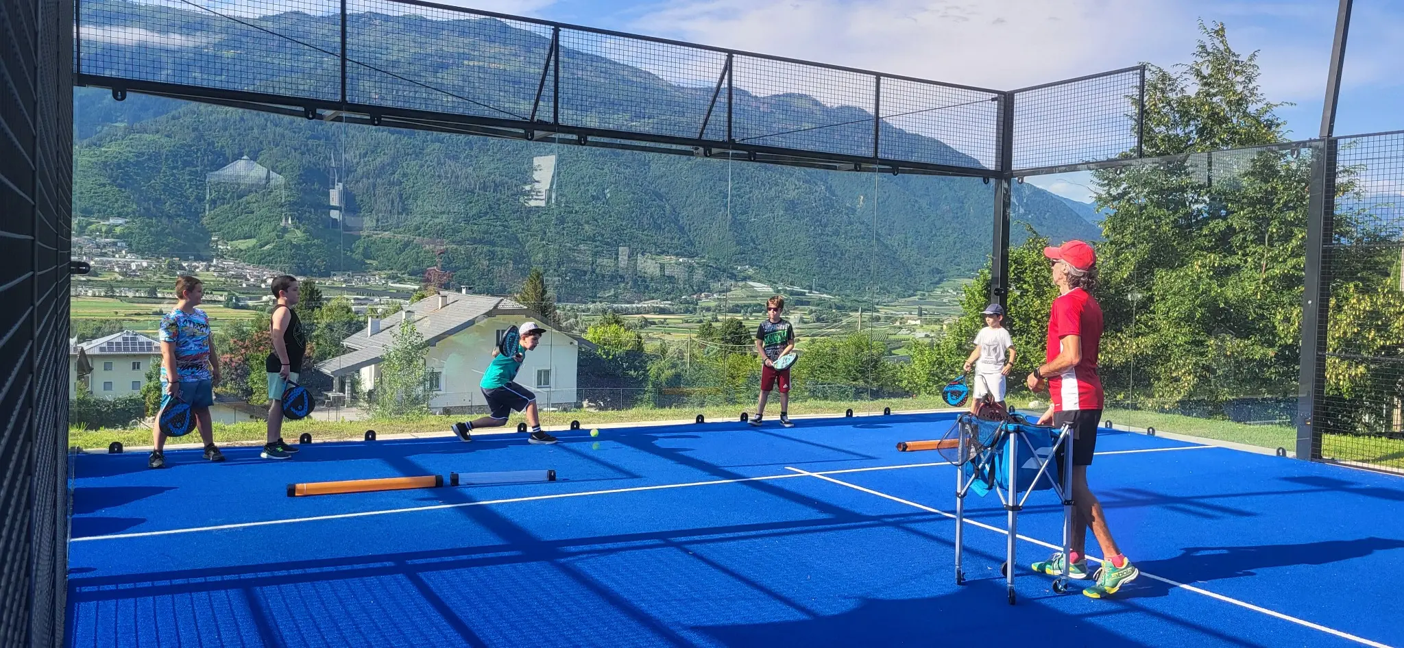 Esercitazione tecnica durante una lezione di padel per ragazzi