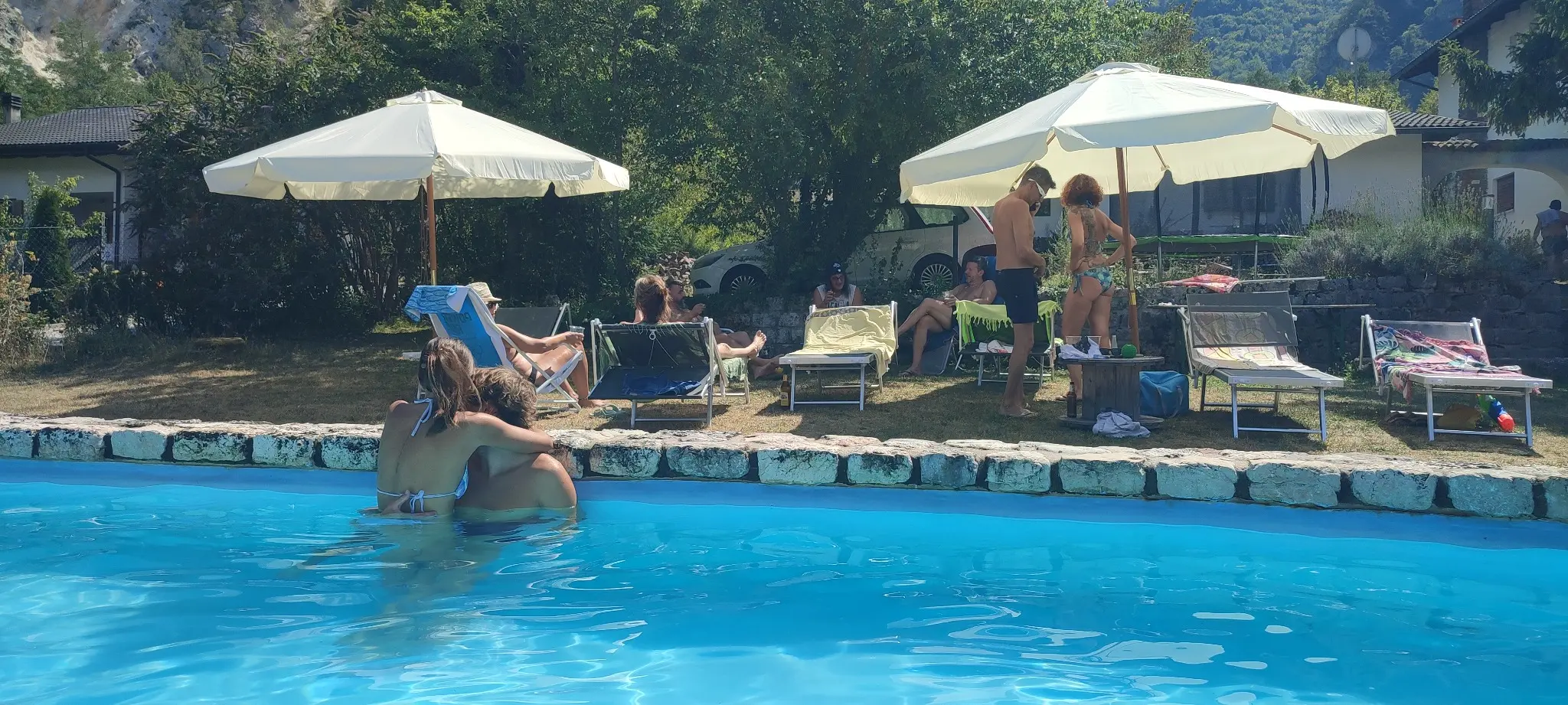Piscina e area relax nel giardino di Villa Amicizia