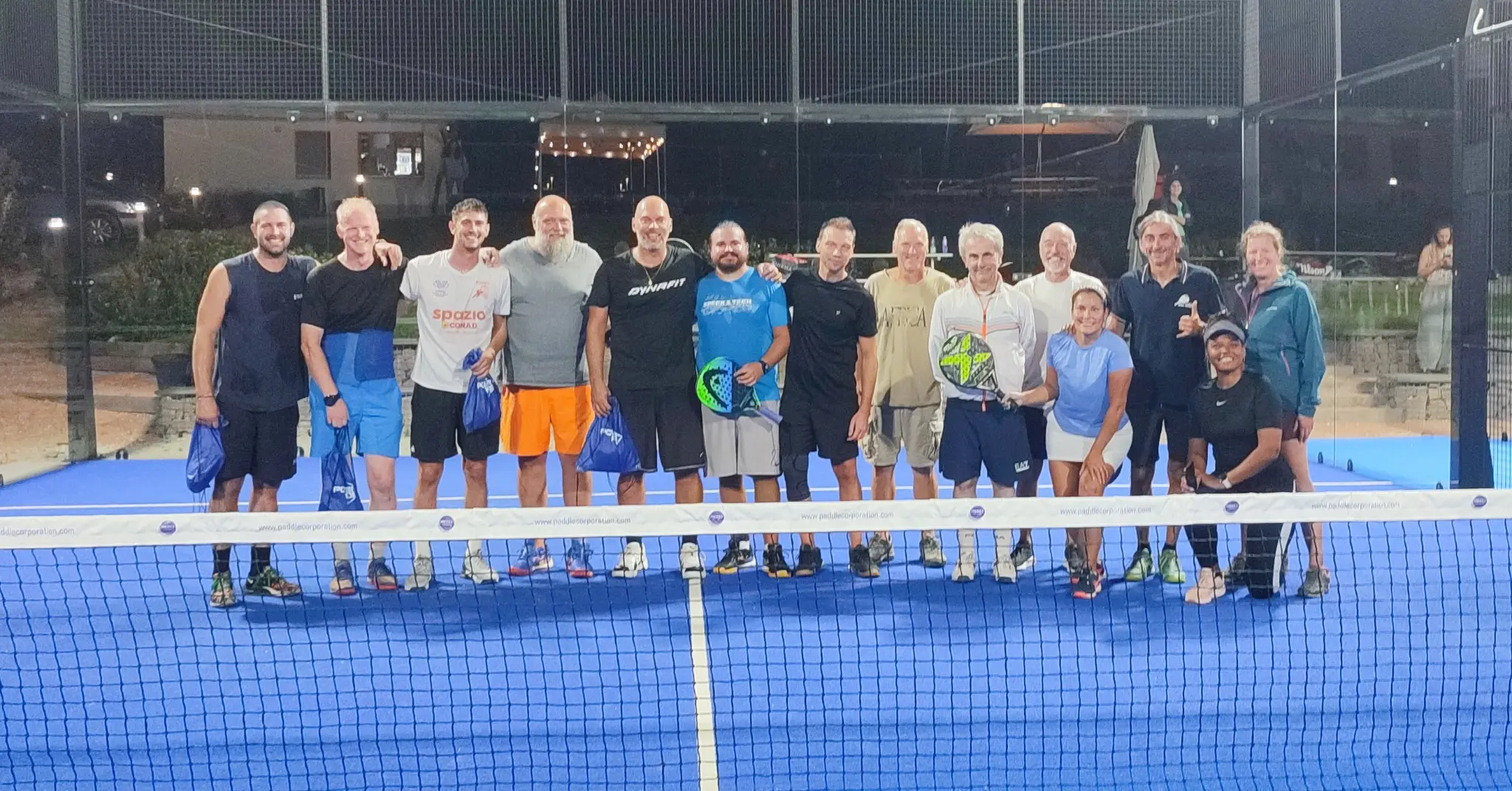 Gruppo di giocatori dopo un torneo serale