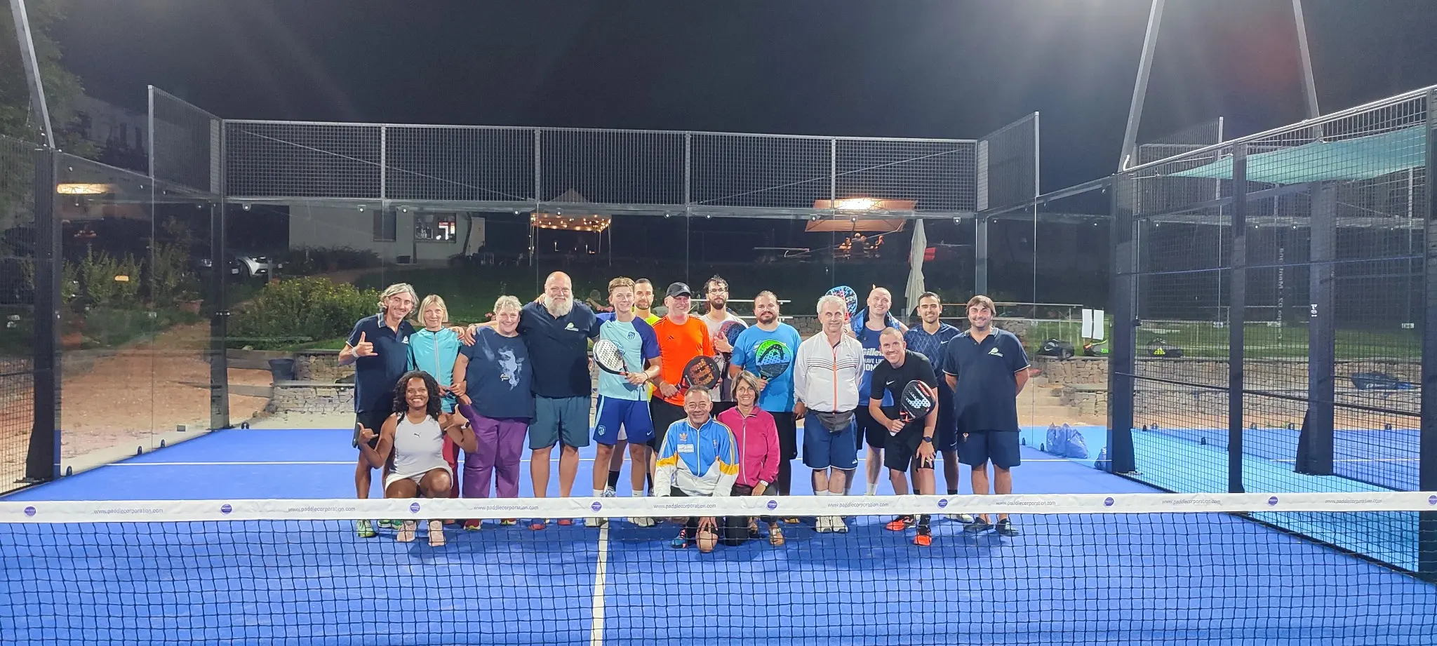 Giocatori e famiglie durante un torneo serale