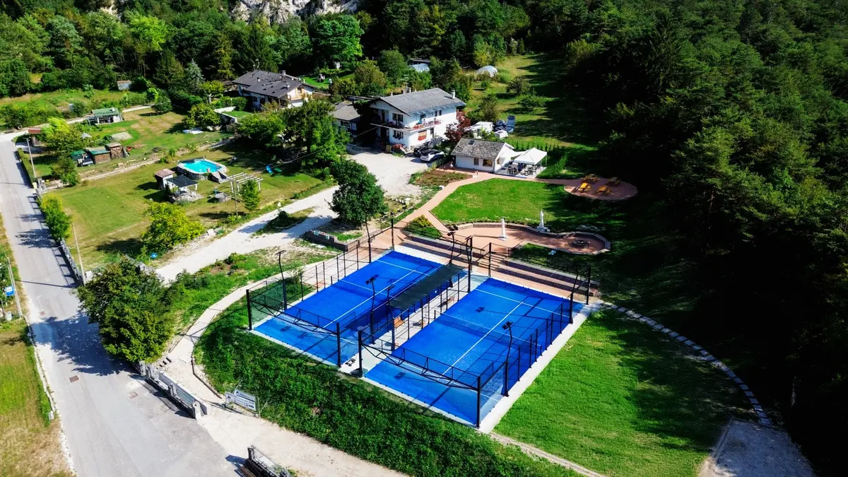 Vista aerea dei campi da padel di Villa Amicizia